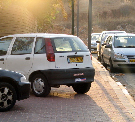 מכוניות על המדרכה