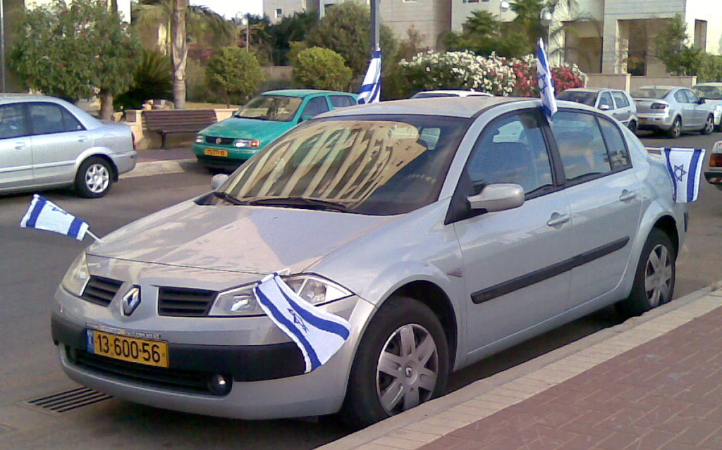 אוטו עם דגלים